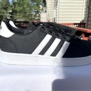 Adidas kids shoe. round toe, 3-stripe detail, laces, and a padded cuff.